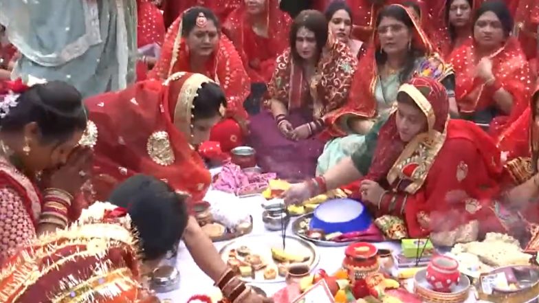 Karwa Chauth 2023: वाराणसी, लखनऊ और एमपी में धूम- धाम से महिलाओं ने मनाया करवा चौथ, देखें वीडियो