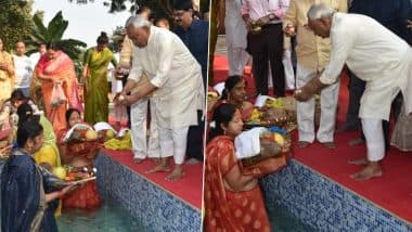 Chhath Puja 2023: सीएम नीतीश कुमार ने पटना में डूबते हुए सूर्य देवता को दिया अर्घ्य, देखिए तस्वीरें