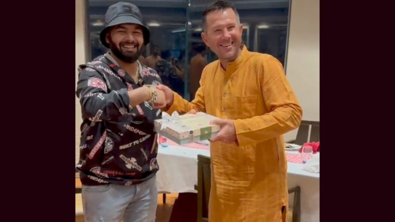 Diwali 2023: Rishabh Pant ने Ricky Ponting समेत दिल्ली कैपिटल्स के खिलाड़ियों के साथ मनाई दिवाली, देखें वायरल विडियो