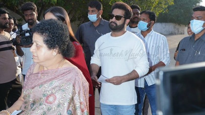 Telangana Assembly Election 2023:&nbsp;तेलंगाना विधानसभा चुनाव&nbsp;में वोट डालने के लिए भीड़ में खड़े दिखे जूनियर एनटीआर, सादगी देख फैंस हुए हैरान,&nbsp;देखें&nbsp;विडियो