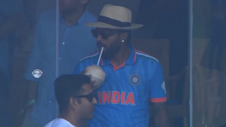 Hardik Pandya At The Wankhede Stadium: भारत बनाम न्यूजीलैंड मैच में दिखे हार्दिक पंड्या, नारियल पानी पीते हुए ले रहे है मैच का आनंद
