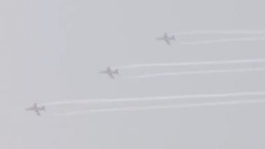 Surya Kiran Aerobatic Team Performs Air Show in Motera: भारतीय वायु सेना की सूर्य किरण एरोबैटिक टीम ने नरेंद्र मोदी स्टेडियम में किया एयर शो, देखें वीडियो