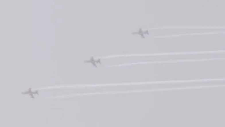 Surya Kiran Aerobatic Team Performs Air Show in Motera: भारतीय वायु सेना की सूर्य किरण एरोबैटिक टीम ने नरेंद्र मोदी स्टेडियम में किया एयर शो, देखें वीडियो