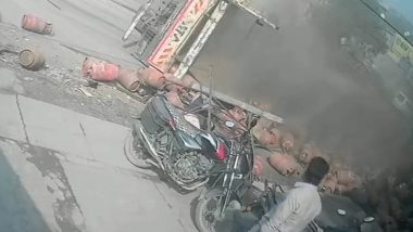 Jharkhand Road Accident Video: गोड्डा में एलपीजी लदे ट्रक ने बाइक को टक्कर मारी, भागने की कोशिश में पलटा, एक की मौत, कई घायल