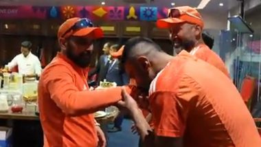 Ashwin kissing the hand of Shami: सेमीफाइनल में न्यूजीलैंड के खिलाफ 7 विकेट लेने के बाद रविचंद्रन अश्विन ने मोहम्मद शमी का हाथ चूमा, वायरल हुई तस्वीर