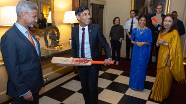 S Jaishankar Gifts Virat Kohli Signed Bat To Rishi Sunak: एस जयशंकर ने ऋषि सुनक से की मुलाकात, विराट कोहली द्वारा हस्ताक्षरित बल्ला उपहार में दिया, देखें तस्वीर