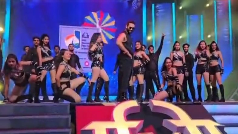 IFFI 2023: डांस करते हुए बिगड़ा शाहिद कपूर का बैलेंस, स्टेज से गिरे नीचे! देखें VIDEO