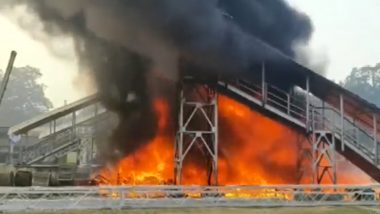 West Bengal Railway Station Fire Video: पश्चिम बंगाल के कुल्टी रेलवे स्टेशन पर लगी भीषण आग, मौके पर पहुंच गई फायर ब्रिगेड की गाड़ियां