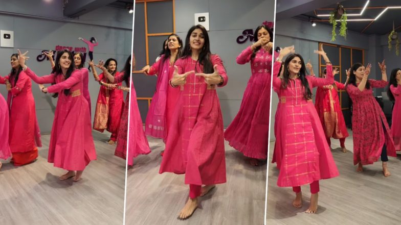 Karwa Chauth Special Dance: करवा चौथ पर महिलाओं ने गली में आज चांद निकला गाने पर किया डांस, देखें वीडियो