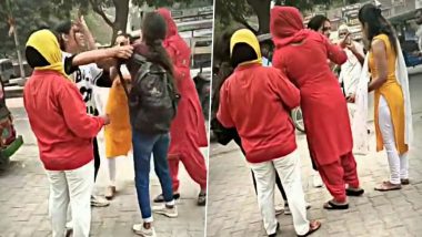 Girls Fight Video: लड़के को लेकर सड़क पर दो लड़कियों के बीच हुई मारपीट, खींचे एक दूसरे के बाल