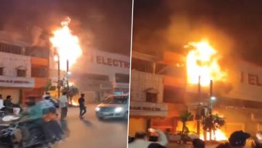 Massive Fire In Electronics Showroom: हैदराबाद के शालीबंदा में एक इलेक्ट्रॉनिक्स शोरूम में लगी भीषण आग, मौके पर पहुंचीं दमकल की 6 गाड़ियां