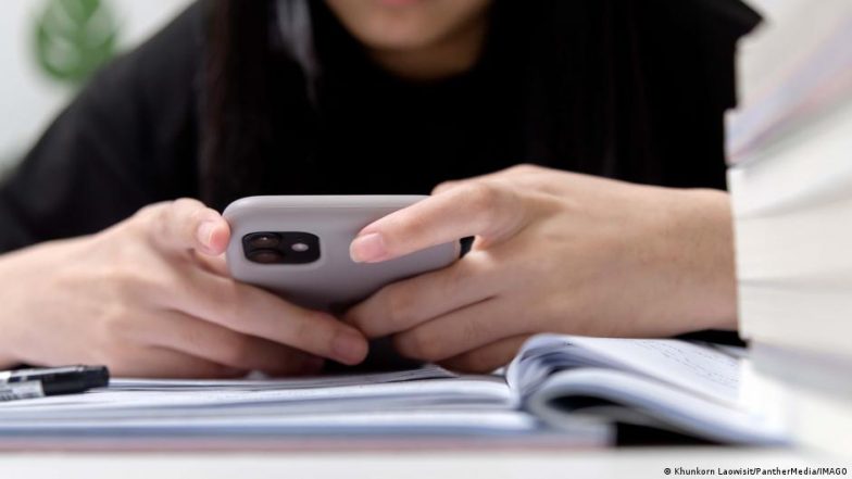 क्या मोबाइल फोन की वजह से शुक्राणुओं की संख्या में कमी आ सकती है?