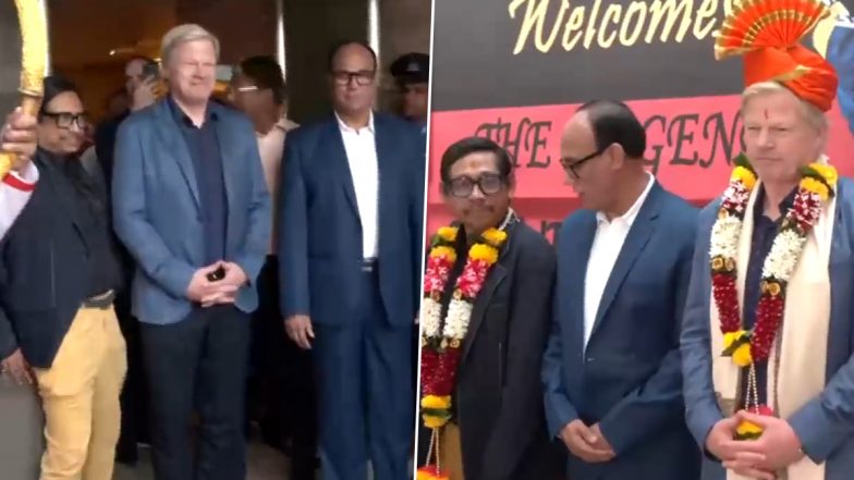 Oliver Kahn In Mumbai: पूर्व&nbsp;जर्मन गोलकीपर ओलिवर काह्न पहुंचे मुंबई, स्कूली छात्रों&nbsp;ने किया खुबसूरत स्वागत, देखें विडियो