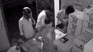 Robbery Caught on Camera in Tamil Nadu: मदुरै में अज्ञात लोगों ने शराब की दुकान के कर्मचारी पर किया हमला, कैश और शराब लूटकर फरार