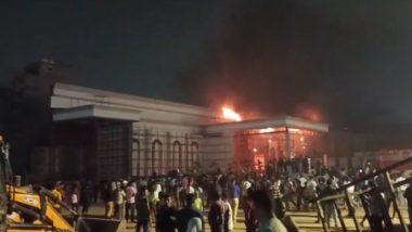 Noida Banquet Hall Fire: नोएडा के बैंक्वेट हॉल में लगी भीषण आग पर पाया गया काबू, देखें Video