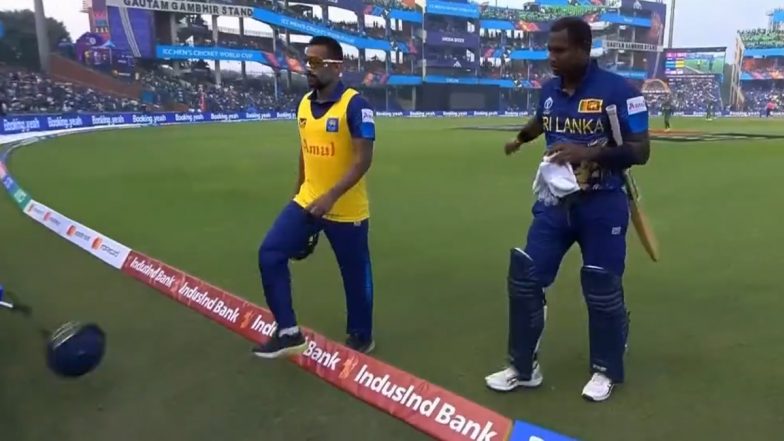 Angelo Mathews Throws Helmet On Ground: बांग्लादेश के खिलाफ मैच में टाइम आउट दिए जाने के बाद गुस्साए एंजेलो मैथ्यूज ने ग्राउंड पर फेंका हेलमेट, देखें वायरल वीडियो