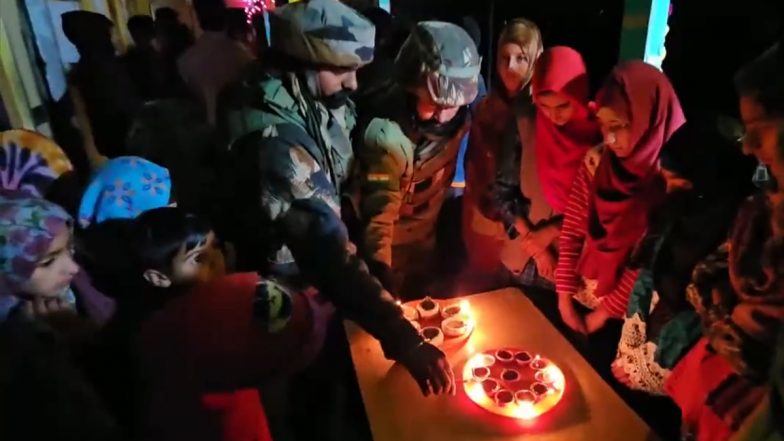 Diwali 2023: जम्मू-कश्मीर के उरी में LoC पर स्थानीय लोगों के साथ सेना के जवानों ने मनाई दिवाली, देखें वीडियो