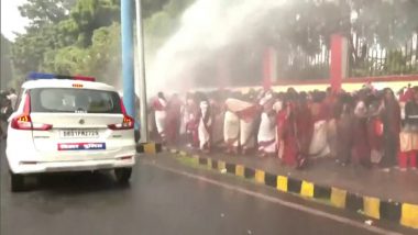 Bihar Anganwadi Protest Video: बिहार में प्रदर्शन के दौरान आंगनवाड़ी कार्यकर्ताओं पर वाटर कैनन का इस्तेमाल, एक महिला बेहोश