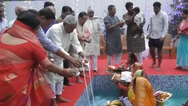 Chhath Puja 2023: बिहार के सीएम नीतीश कुमार ने छठ पूजा के महापर्व पर पटना में उगते सूर्य को दिया 'अर्घ्य' (Watch Video)