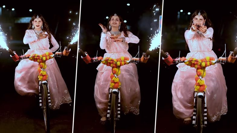 Viral Video: हाथ में दीया लेकर साइकिल पर डांस करके लड़की ने उड़ाए लोगों के होश, दिल जीतने वाला वीडियो हुआ वायरल
