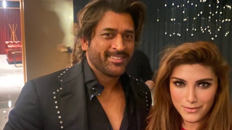 Dhoni Handsome Look At SRK Birthday:शाहरुख खान के जन्मदिन की पार्टी में शामिल हुए महेंद्र सिंह धोनी, सोशल मीडिया पर वायरल हुआ क्रकेटर का हैंडसम लुक (View Pic)
