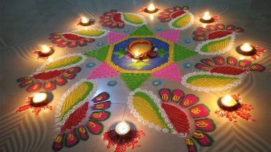 Last-Minute Diwali 2023 Rangoli Designs: छोटी दिवाली सेलिब्रेट करने के लिए फूलों और रंगों से बनाए ये खूबसूरत रंगोली डिजाइन्स (Watch Videos)