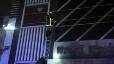 TN Jewellery Shop Fire Video: तमिलनाडु के मदुरै में ज्वेलरी की दुकान में लगी आग, अंदर फंसे  एक शख्स को बचाने की कोशिश जारी