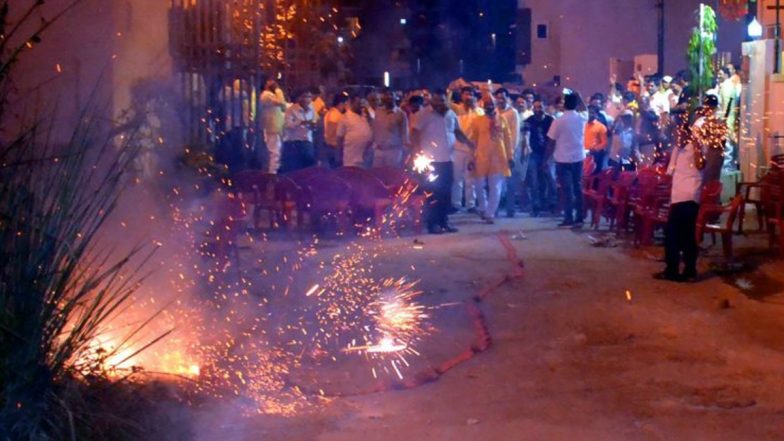 UP Shocker: पटाखे की दुकानों में लगी आग, नौ लोग झुलसे