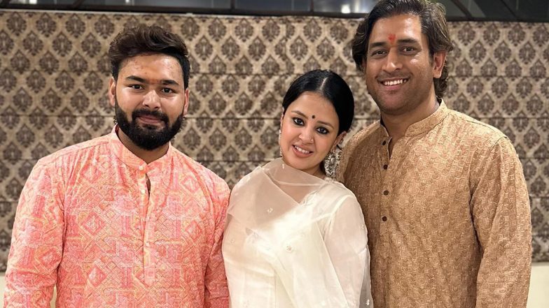 Diwali 2023: एमएस धोनी ने पत्नी साक्षी सिंह रावत, ऋषभ पंत समेत कई करीबी लोगो के साथ मनाई दिवाली, देखें तस्वीरें