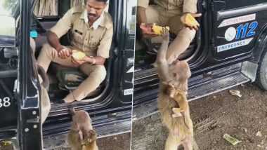 पुलिस वाले ने फल काटकर बंदर को खिलाया, Viral Video देख लोग बोले- शेयरिंग इज केयरिंग