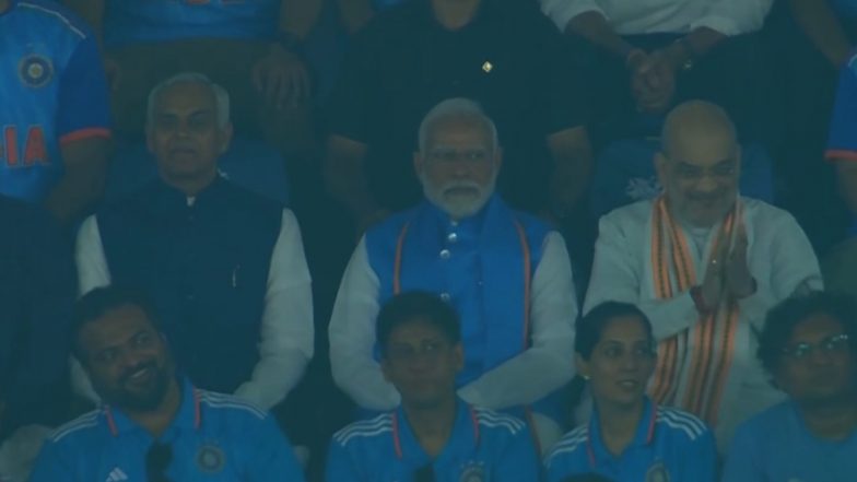 PM Modi In Stadium: वर्ल्ड कप के फाइनल मुकाबले में टीम इंडिया का हौसला बढ़ाने आए पीएम नरेंद्र मोदी, सोशल मीडिया पर तस्वीर वायरल