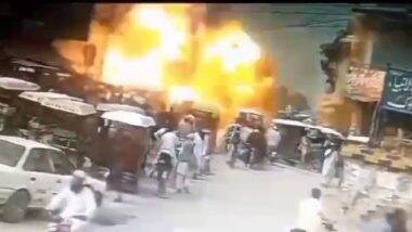 Pakistan Blast Video: पाकिस्तान भीषण बम धमाका, पुलिस वैन को बनाया निशाना, 6 लोगों की मौत, देखें विस्फोट का वीडियो