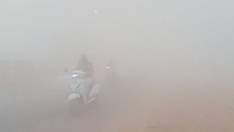 Delhi Pollution: हर तरफ धुंध ही धुंध, प्रदूषण से घुट रहा दिल्ली का दम, Videos में देखें कितने बुरे हैं हालत