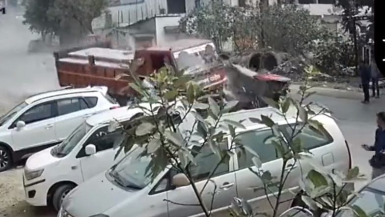 Pune Road Accident: पुणे में तेज रफ़्तार कार्गो ट्रक ने कई गाड़ियों को मारी टक्कर, हादसे में 7 लोग घायल, देखें वीडियो