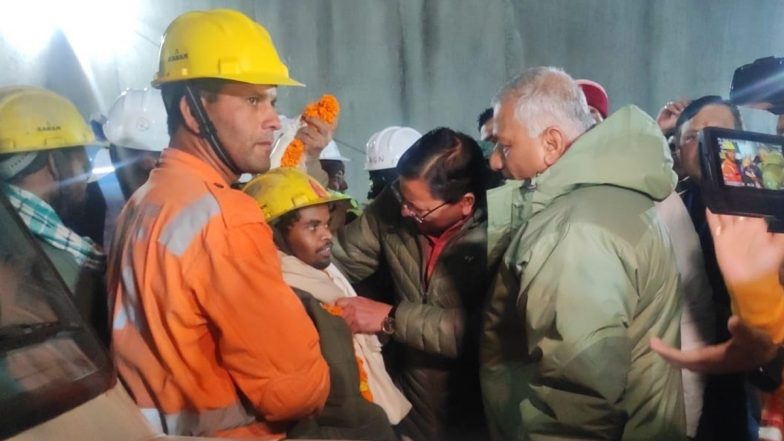 Uttarkashi Tunnel Rescue Operation Update: इंतजार की घड़ी ख़त्म, सुरंग में फंसे 41 मजदूरों को निकालने का काम जारी, एक-एक करके आ रहे हैं बाहर- VIDEO