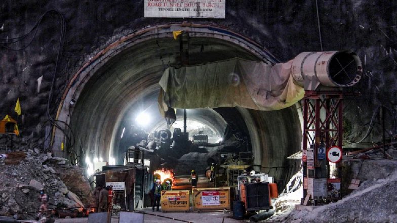 Uttarkashi Tunnel Rescue: सुरंग में 1 महीने तक फंसे रहेंगे श्रमिक? तनाव दूर करने के लिए मजदूरों को मोबाइल और बोर्ड गेम दिए गए