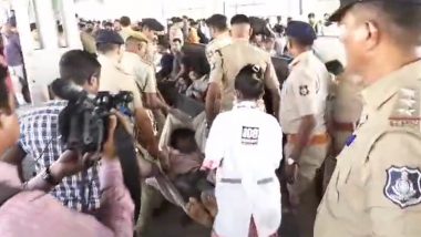 Stampede at Surat Railway Station: दिवाली-छठ पर बिहार जाने के लिए सूरत स्टेशन पर मची भगदड़, अफरा-तफरी में एक व्यक्ति की मौत