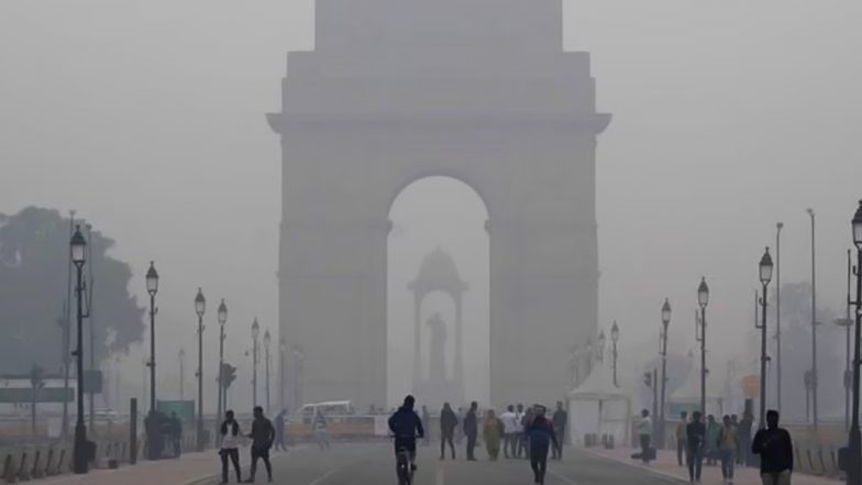 Delhi Pollution: जहरीली हवा में सांस लेने को मजबूर, जल्द नहीं मिलने वाली है प्रदूषण से राहत; आज इतना है AQI