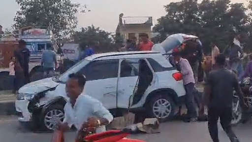 Bihar: गया में शराब की बोतलें ले जा रही कार दुर्घटनाग्रस्त, हादसे के बाद लोगों में शराब चुराने के लिए मची लूट (Watch Video)
