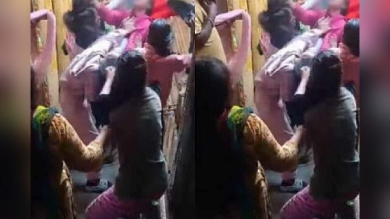 Girls Fight Viral Video: इंस्टा पोस्ट पर कमेंट को लेकर आपस में भिड़ी लड़कियां, हरिद्वार में बीच सड़क हुई मारपीट