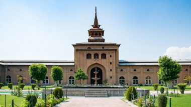 Srinagar Jama Masjid: कश्मीर की सबसे बड़ी मस्जिद बेवजह बंद, मीरवाइज उमर फारूक ने HC से लगाई गुहार