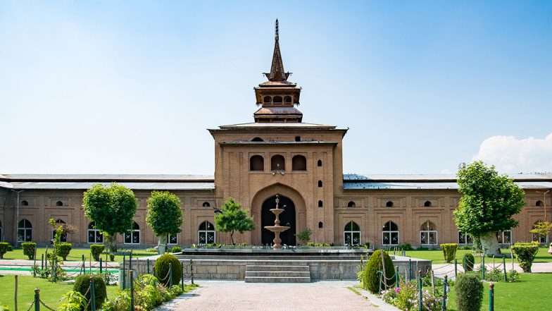 Srinagar Jama Masjid: कश्मीर की सबसे बड़ी मस्जिद बेवजह बंद, मीरवाइज उमर फारूक ने HC से लगाई गुहार