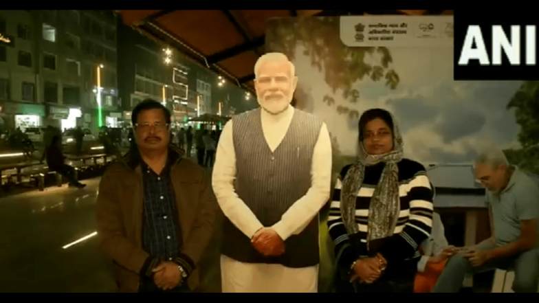 PM Narendra Modi Lal Chowk: कश्मीर के लाल चौक पर लगा पीएम मोदी का आदमकद कटआउट, सेल्‍फी ले रहे हैं टूरिस्ट, देखें VIDEO