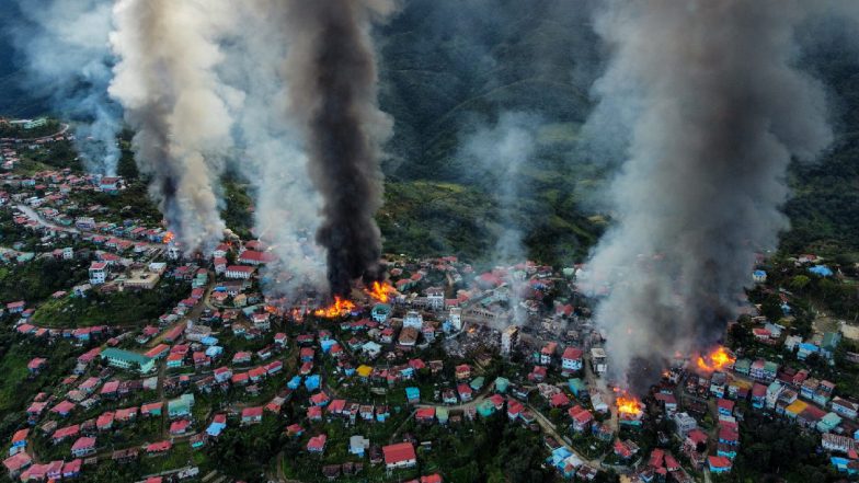 Fighting In Myanmar: म्यामांर में एयरस्ट्राइक, भीषण गोलीबारी के बीच भारतीय सीमा में घुसे 2000 नागरिक, हालात बेकाबू