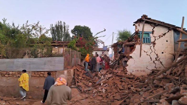 Nepal Earthquake: आधी रात को भूकंप ने मचाई तबाही, नेपाल में अब तक 128 की मौत; तस्वीरों में देखें तबाही का मंजर
