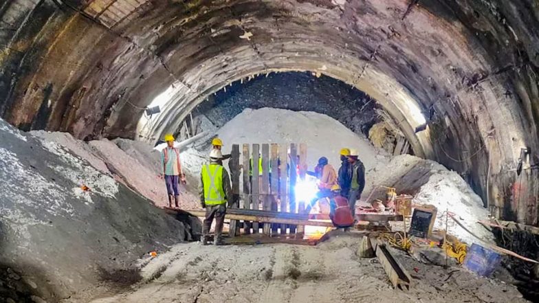 Uttarkashi Tunnel Rescue: टनल में हैवी ऑगर मशीन पूरी तरह से क्षतिग्रस्त, अब होगी वर्टिकल ड्रिलिंग, 41 मजदूरों का इंतजार लंबा खिंचा