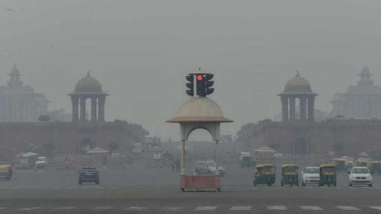 Noida: नोएडा-ग्रेटर नोएडा में छाई स्मॉग की चादर, रेड जोन में एक्यूआई