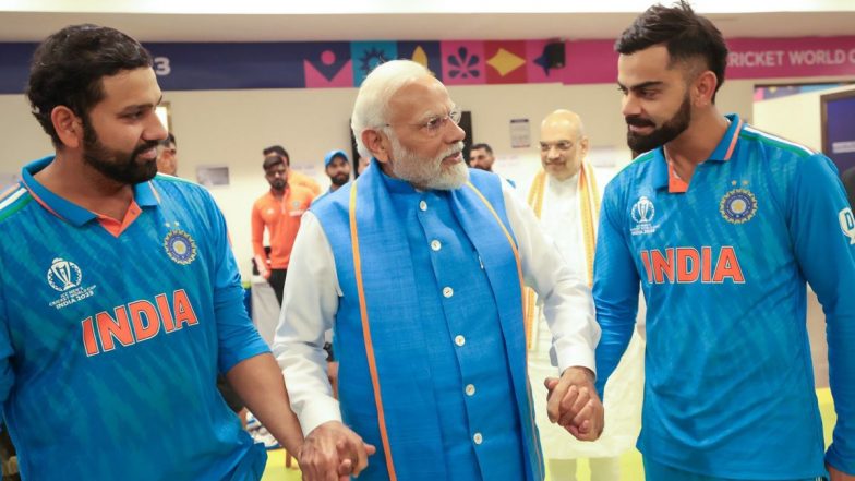 PM Modi Consoles Indian Player: पीएम मोदी ने ड्रेसिंग रूम जा कर खिलाड़ियों का बढ़ाया हौसला, रोहित शर्मा और विराट कोहली का हाथ थामे आए नजर.. देखें तस्वीरें