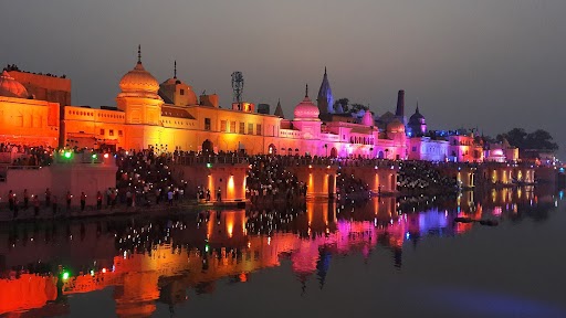 Ayodhya Deepotsav 2023: दीपोत्सव को एतिहासिक बनाने के लिए , 51 घाटों पर दीपों को सजाने का कार्य शुरू