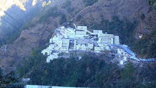 Vaishno Devi Temple: इस साल तीर्थयात्रियों की संख्या एक दशक में सबसे अधिक
